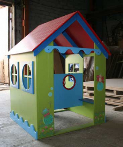 Детский домик деревянный